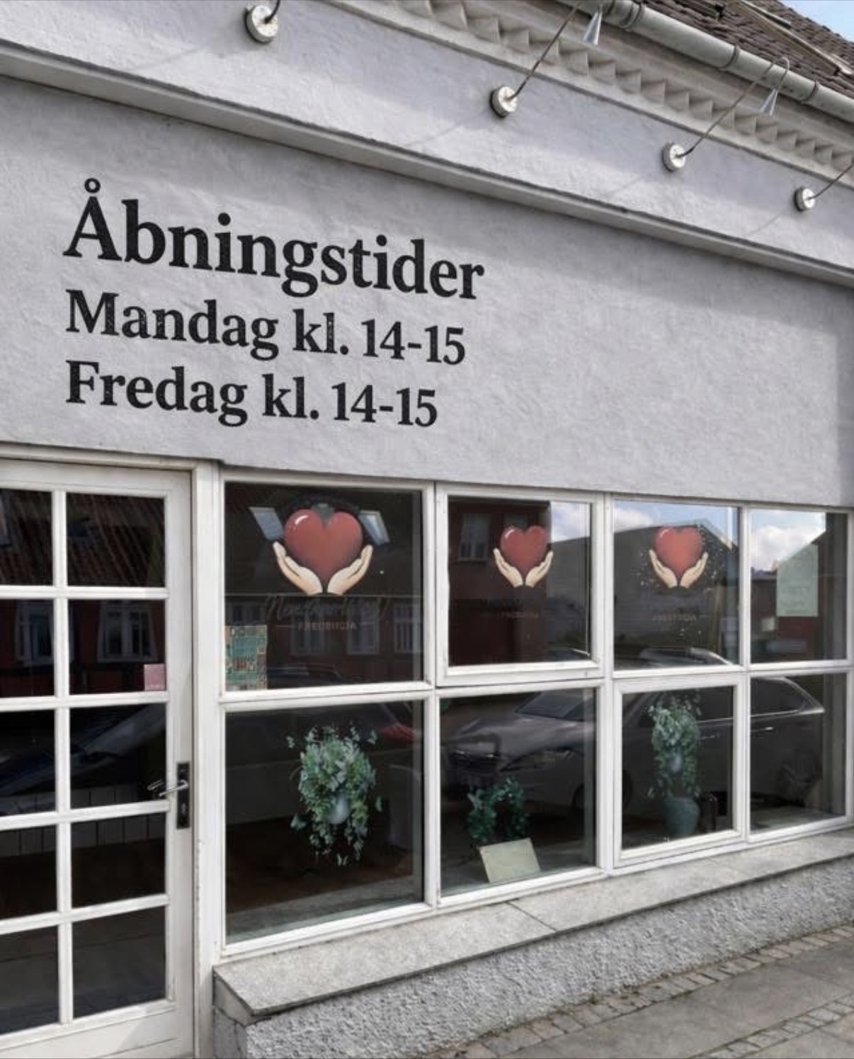 Åbningstider Mandag og fredag 14:00 - 15:00